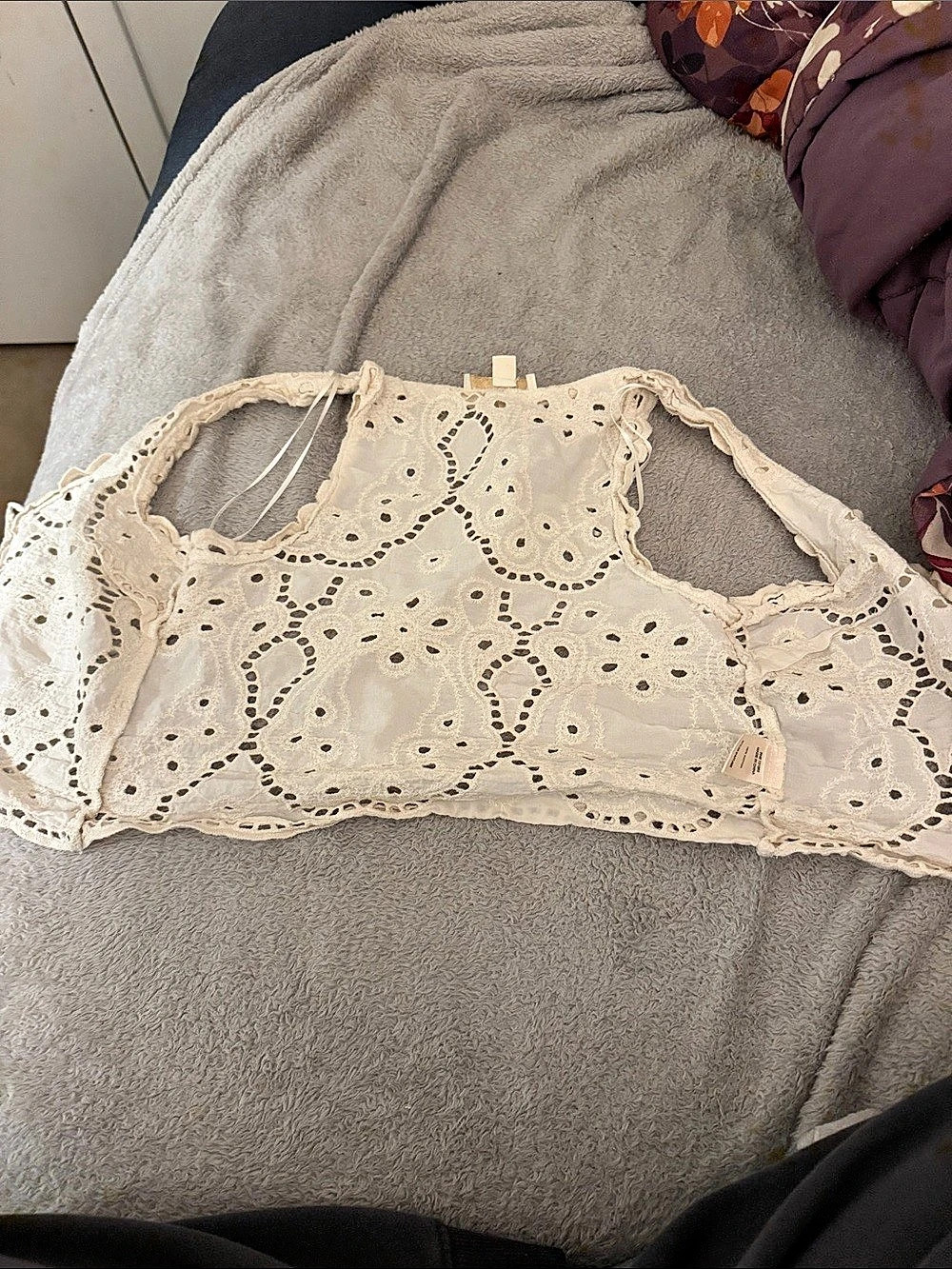 Hollister Eyelet Crop Top in Cream Size Small